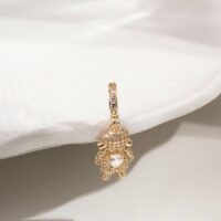 Pingente Menina com coração cristal cavejado  Banho de Ouro 18k.