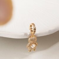 Pingente Menino com coração cristal cravejado  em Banho  Ouro 18k.