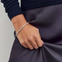 Pulseira com 1 fileira de zircônias cravejada em ródio prata.