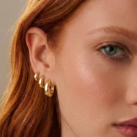 Trio de argolas redondas lisas em banho ouro 18k.