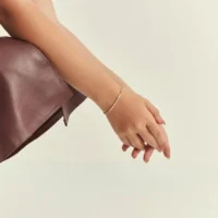 Pulseira com fileira curva cravejada com zircônias banho ouro 18k.