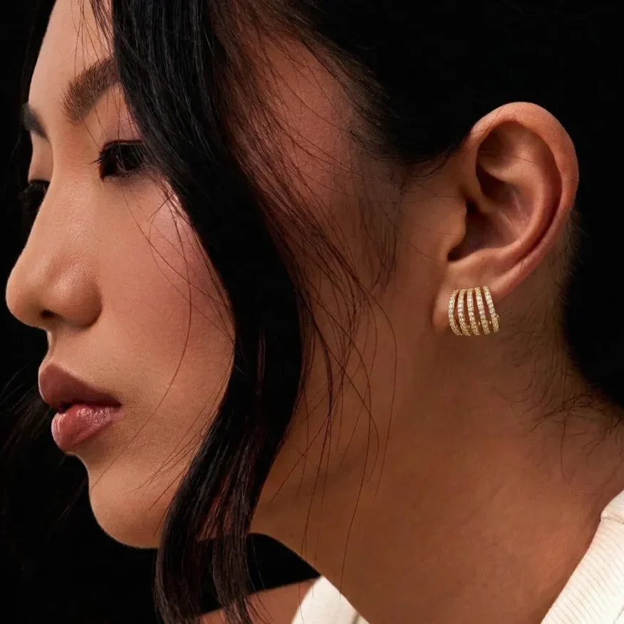 Brinco earcuff 6 voltas cravejado com zircônias brancas em banho ouro 18k.