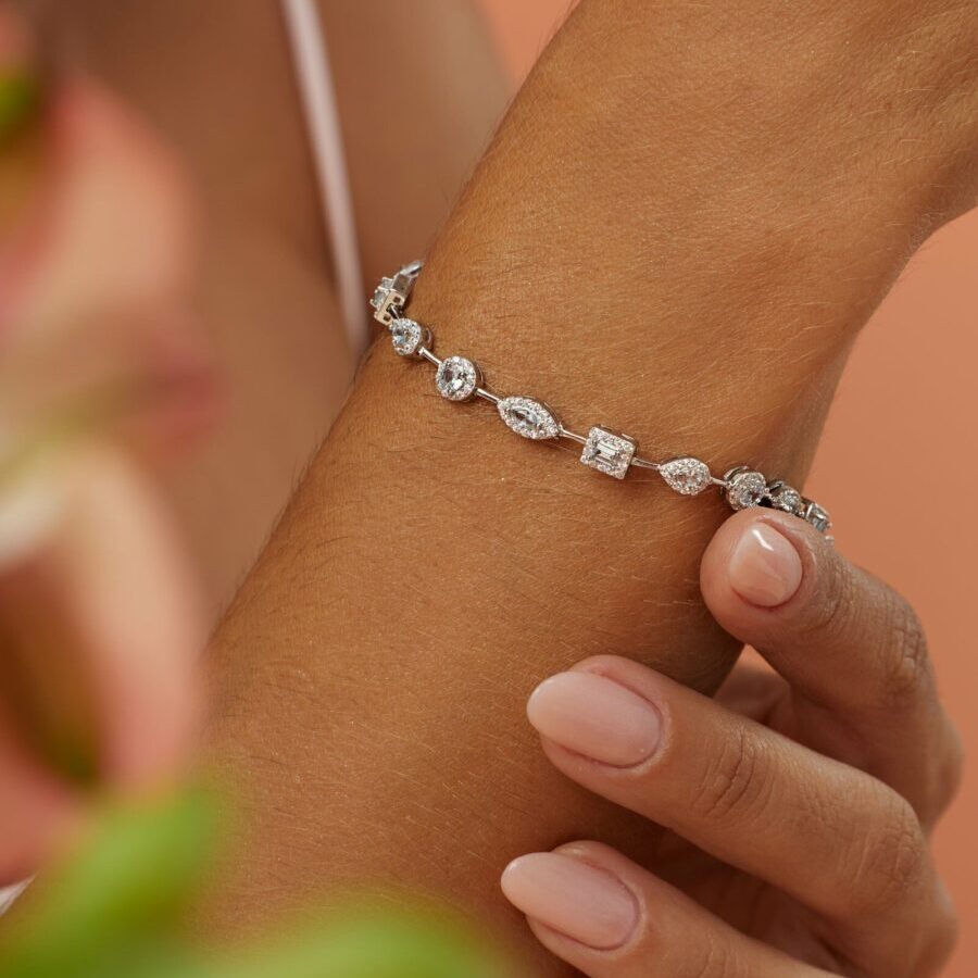 Pulseira Riviera com cristais e Zircônias brancas intercaladas em ródio prata.