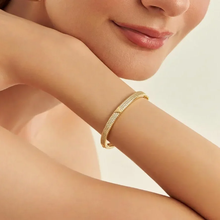 Bracelete cravejado inspiração banho ouro 18k.