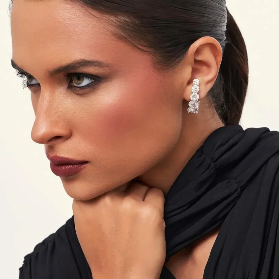 Brinco earhook com zircônias redondas ródio branco.