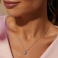 Colar Gota Cravejada com Zircônias Brancas  Banho de Ouro 18k.